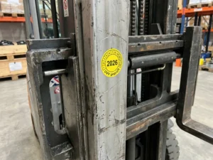 Flurförderfahrzeugprüfung nach DGUV & UVV Prüfsiegel auf einem Gabelstabler